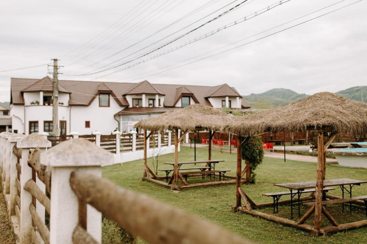 Casa Tomsa Bed and Breakfast Rozavlea Buitenkant foto
